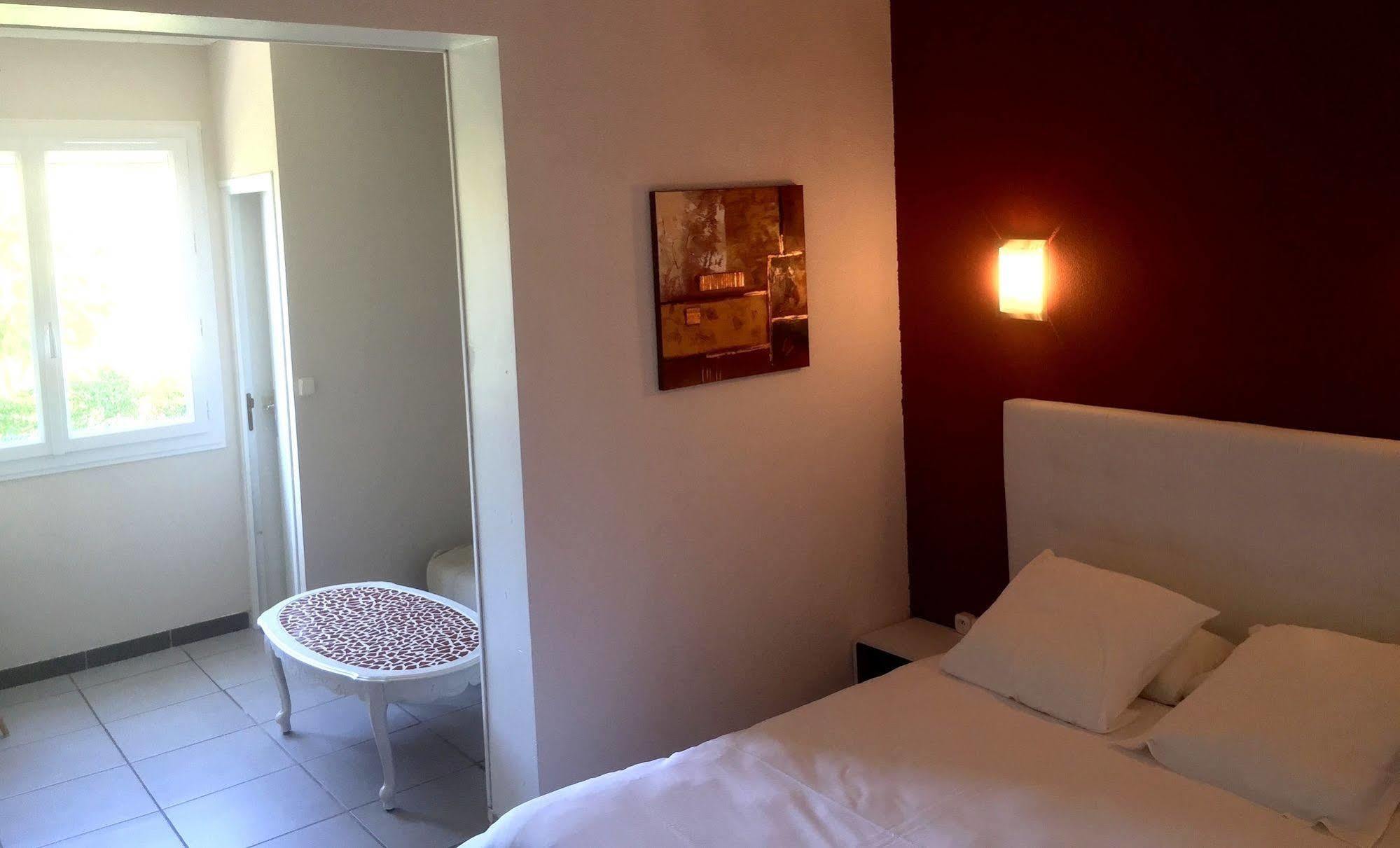 Logis Hotel Le Clement V Roquemaure  Exteriér fotografie